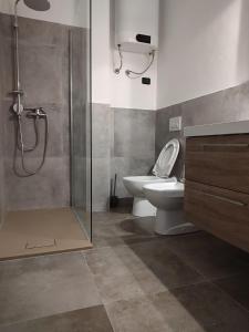 een badkamer met een douche, een toilet en een wastafel bij Nel mezzo del cammin in Brindisi