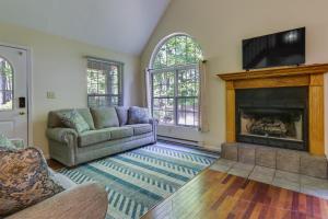 ein Wohnzimmer mit einem Sofa und einem Kamin in der Unterkunft Cozy Bainbridge Retreat with Fireplace and Deck! 
