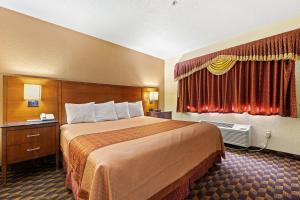 Säng eller sängar i ett rum på Geneva Motel Inn