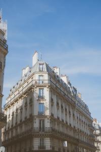 un grande edificio bianco di fronte a un edificio di Bastille Trousseau Apartment a Parigi