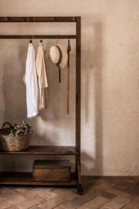 um quarto com uma prateleira com um chapéu e roupas em Agriturismo I Pini em San Gimignano