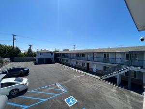 un parcheggio di fronte a un edificio di Sunshine Motel a Long Beach