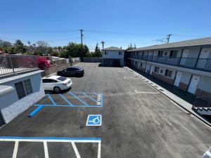un parcheggio con una macchina parcheggiata in esso di Sunshine Motel a Long Beach