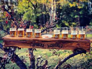 un grupo de botellas de cerveza sobre una mesa de madera en Drinska Ljepotica, en Bijeljina