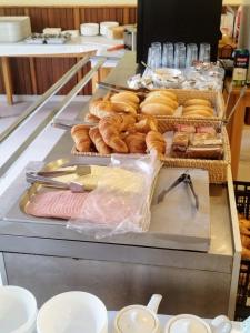 un montón de pasteles en un mostrador en una panadería en Hotel Simeon, en Tossa de Mar