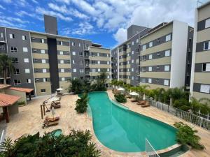 uma imagem de um complexo de apartamentos com piscina em Apartamento com piscina aquecida e churrasqueira em Ubatuba