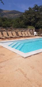 einen Pool mit Liegestühlen neben in der Unterkunft Gite fabuleux Saint Michel in Avapessa