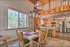 eine Küche mit einem Holztisch und einem großen Fenster in der Unterkunft Pine Cone Cabin in Pinetop-Lakeside