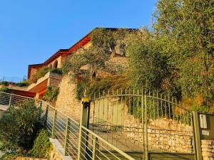 布雷佐内加尔达Villa al Feudo的一座砖砌的建筑,上面有门和常春藤