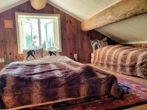 Un dormitorio con una cama grande y una ventana en Luxurious, well-Equipped and modern Cabin by the Cross-Country Ski Trails en Eggedal