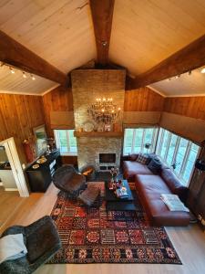 sala de estar con sofá y chimenea en Luxurious, well-Equipped and modern Cabin by the Cross-Country Ski Trails en Eggedal