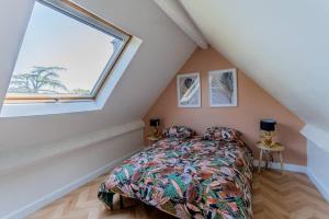 een slaapkamer met een bed en een groot raam bij Modern Guest -Sainte Eulalie in Sainte-Eulalie