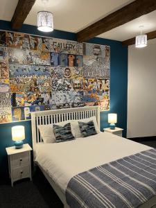 1 dormitorio con 1 cama y una pared cubierta de graffiti en Wild Atlantic Way Rentals, en Kenmare