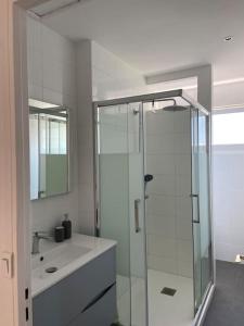 Ένα μπάνιο στο Agréable Villa avec piscine, 12 personnes