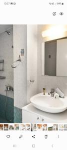bagno con lavandino e specchio di Vaios Villa LakeView a Ágios Athanásios