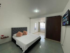 ein Schlafzimmer mit einem Bett mit zwei Kissen darauf in der Unterkunft Alojamiento Yopal in Yopal