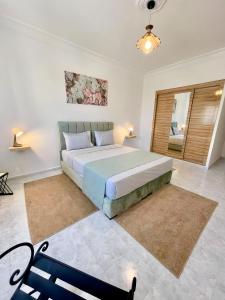 a bedroom with a large bed and a window at Appartement En Bord de Mer in Tangier