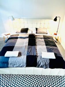 1 dormitorio con 1 cama grande y cabecero blanco en SPOKO Hostel, en Gdansk