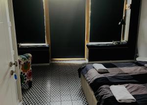 グダニスクにあるSPOKO Hostelの黒い壁の客室内のベッド2台