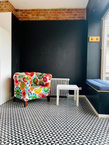 グダニスクにあるSPOKO Hostelのソファ、ベンチが備わる客室です。