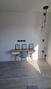 una mesa en una habitación con fotos en la pared en Obelisco Sunset Apart 820 en Buenos Aires