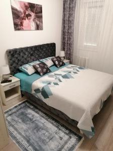 Ein Bett oder Betten in einem Zimmer der Unterkunft JM Apartman