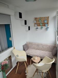 a living room with a couch and two chairs at STUDIO APARTMAN KARLER in Karlovac