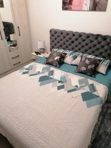 Ein Bett oder Betten in einem Zimmer der Unterkunft JM Apartman