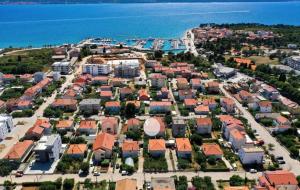 - une vue aérienne sur une ville avec des maisons et l'océan dans l'établissement Apartment Ivo Andric, à Zadar