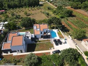 een luchtfoto van een huis met een zwembad bij Villa Barbara in Poreč