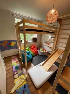 um quarto com um beliche e uma área recreativa em Family Break in Newmarket em Newmarket