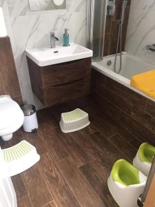 uma casa de banho com um lavatório, um WC e uma banheira em Family Break in Newmarket em Newmarket