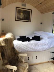 1 dormitorio con 1 cama grande en una habitación en Homestead Hut 