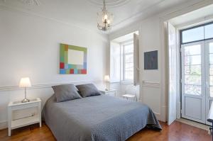 מיטה או מיטות בחדר ב-BmyGuest - Príncipe Real Galeria Apartment