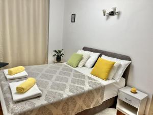 En eller flere senge i et værelse på Luxury apartment Lolipop