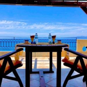 una mesa en un balcón con vistas al océano en ΑquaView, en Gythio