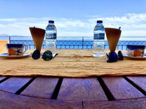 una mesa con dos botellas de agua y gafas de sol en ΑquaView, en Gythio