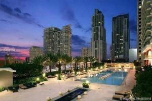 ein großer Pool in einer Stadt mit hohen Gebäuden in der Unterkunft Luxury Building with Ocean Views in Downtown in Miami