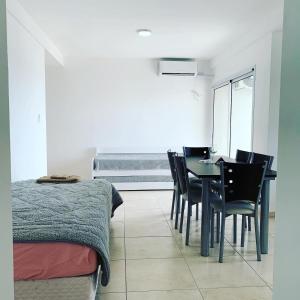 - une chambre avec une table, des chaises et un lit dans l'établissement Entre Ríos Alquileres Temporarios., à Paraná