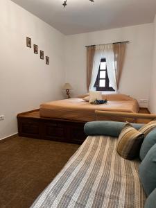 Posteľ alebo postele v izbe v ubytovaní Elegant-Lindian Villa Marietta