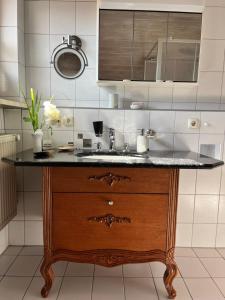 eine Küche mit einem Waschbecken und einem Spiegel in der Unterkunft Zimmer zum Wohlfühlen in Eching
