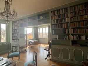 een woonkamer met boekenplanken gevuld met boeken bij L'attico del 1600 in centro in Perugia