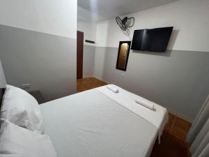 Una cama o camas en una habitación de LEO DO-DO Hostal Piura