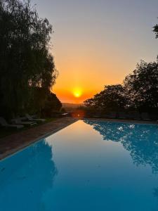 - un coucher de soleil sur la piscine dans l'établissement Il palmento, à Santa Venerina
