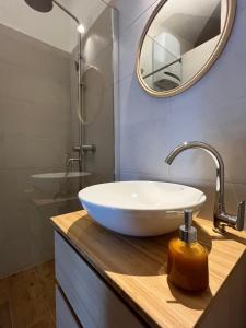 y baño con lavabo blanco y espejo. en Apartman Gabrijel, en Podgora