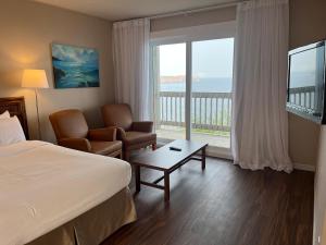 Una cama o camas en una habitación de Hôtel La Côte Surprise