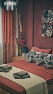 una camera con due letti con cuscini sopra di G & A APARTMENT a Orestias