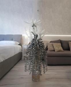 un jarrón lleno de flores blancas en un dormitorio en Lindy V, en Atenas