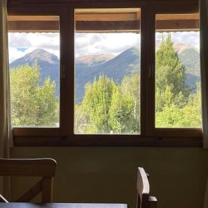 uma janela com vista para a montanha em Huerta de los Andes - Bed and Breakfast em Villa La Angostura