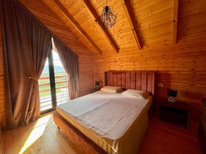 a bedroom with a bed in a wooden cabin at Villa Kei 